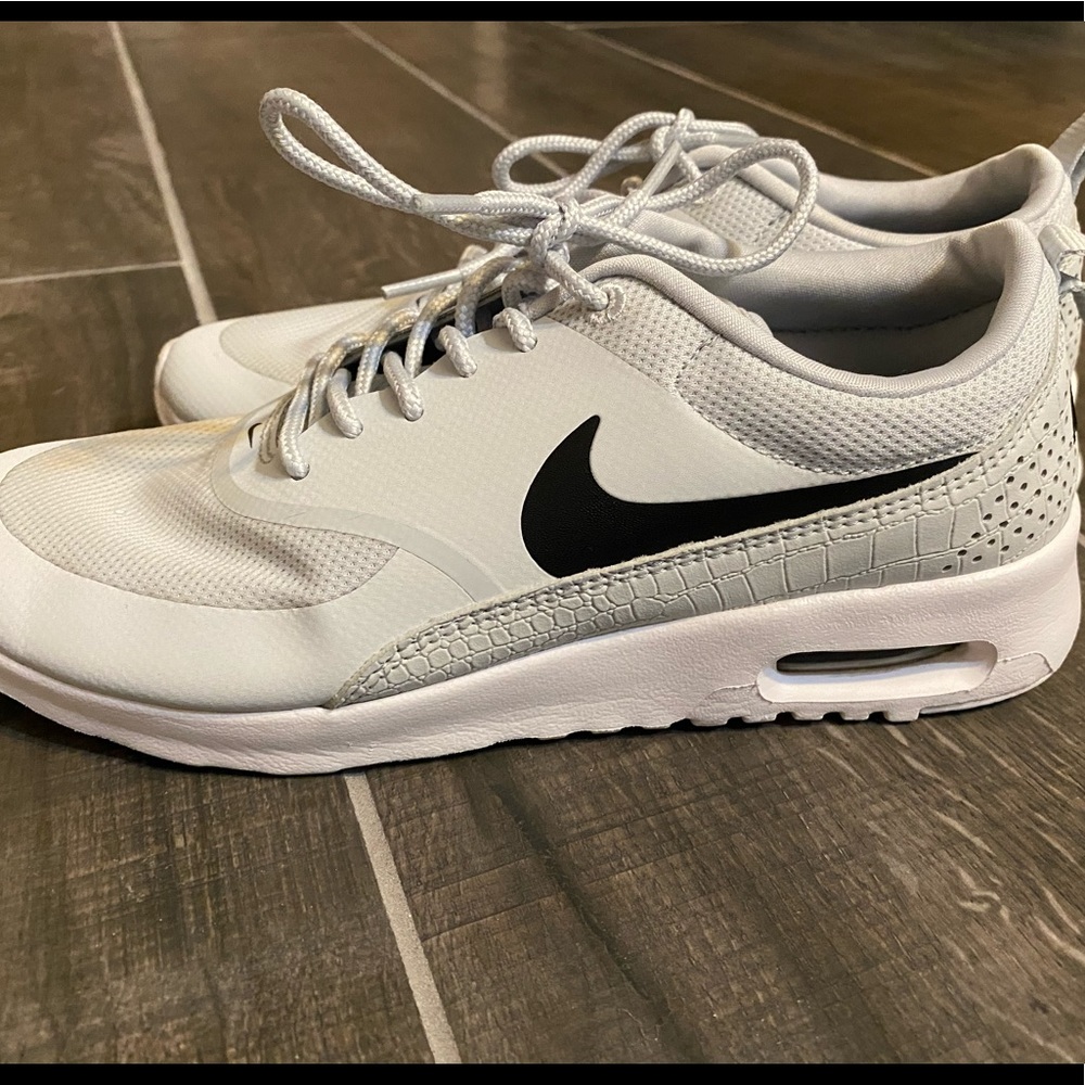 Nike White Sneakers Tennis Athletic Shoes
